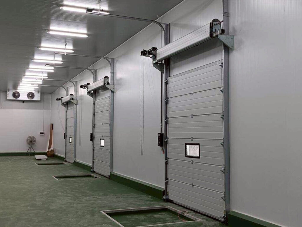 ประตูโอเวอร์เฮดฉนวนสำหรับพื้นที่โหลดสินค้า โดย OZ Door Thailand