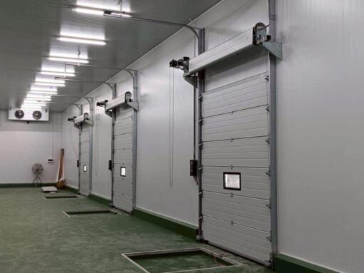 ประตูโอเวอร์เฮดอุตสาหกรรมบริเวณท่าโหลดสินค้า โดย OZ Door Thailand