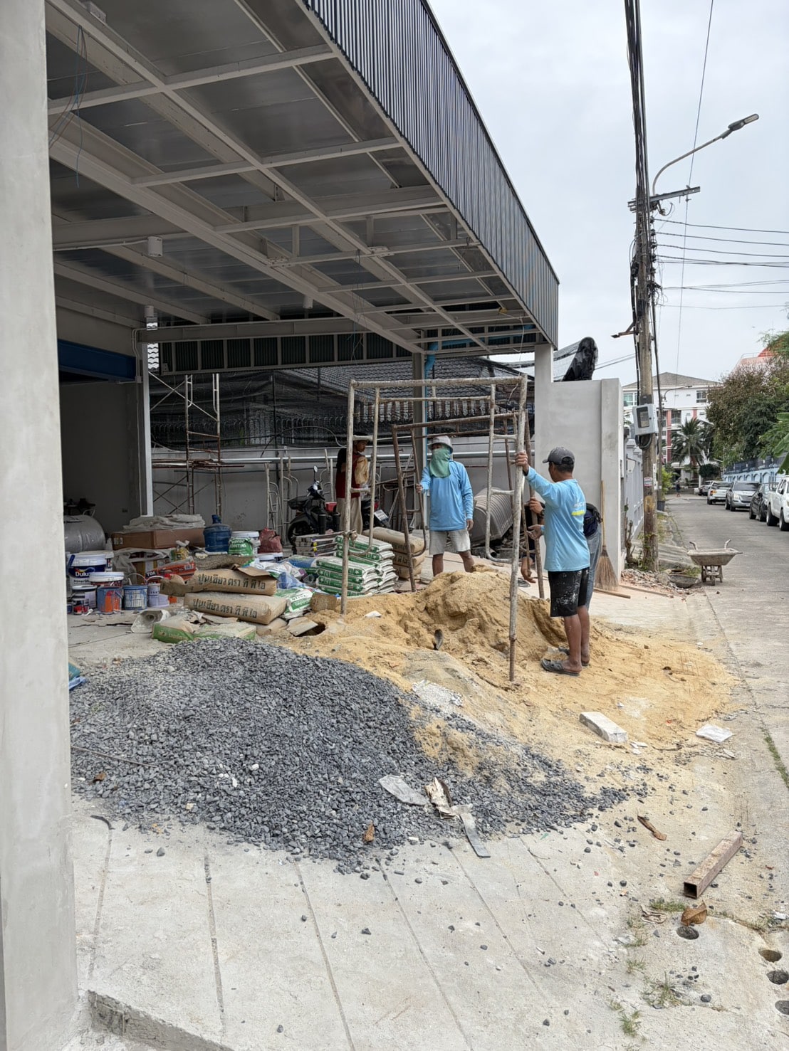 Installation photo of Garage Doors for Housing Estate / Developer in Pathum Thani by OZ DOOR (3)