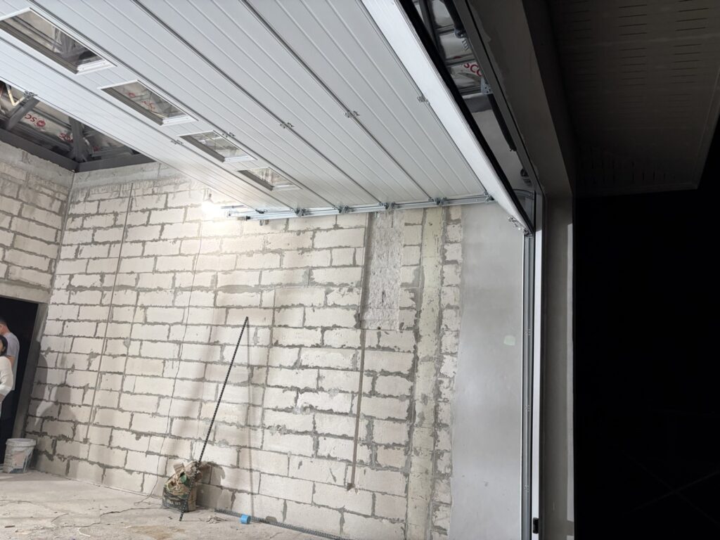 Installation photo of Garage Doors for Single House in Chonburi by OZ DOOR (19)