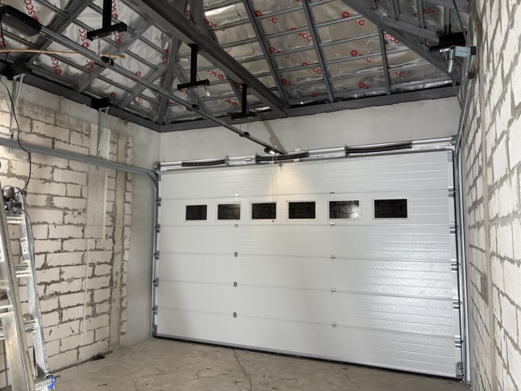 Installation photo of Garage Doors for Single House in Chonburi by OZ DOOR (4)