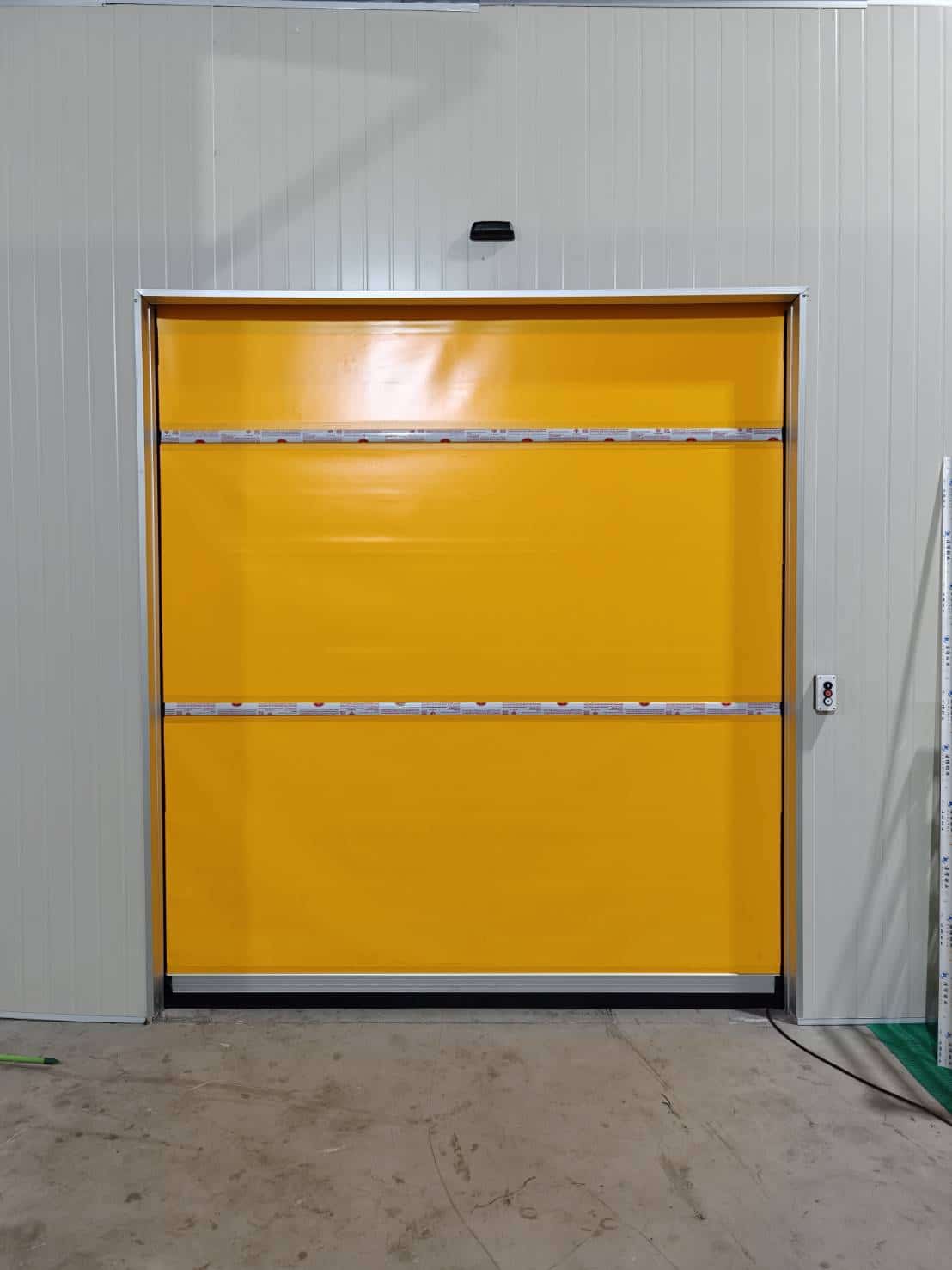 ภาพผลงานติดตั้งประตูไฮสปีด รุ่น Standard สำหรับอาหารและเครื่องดื่ม ที่สมุทรปราการ โดย OZ DOOR