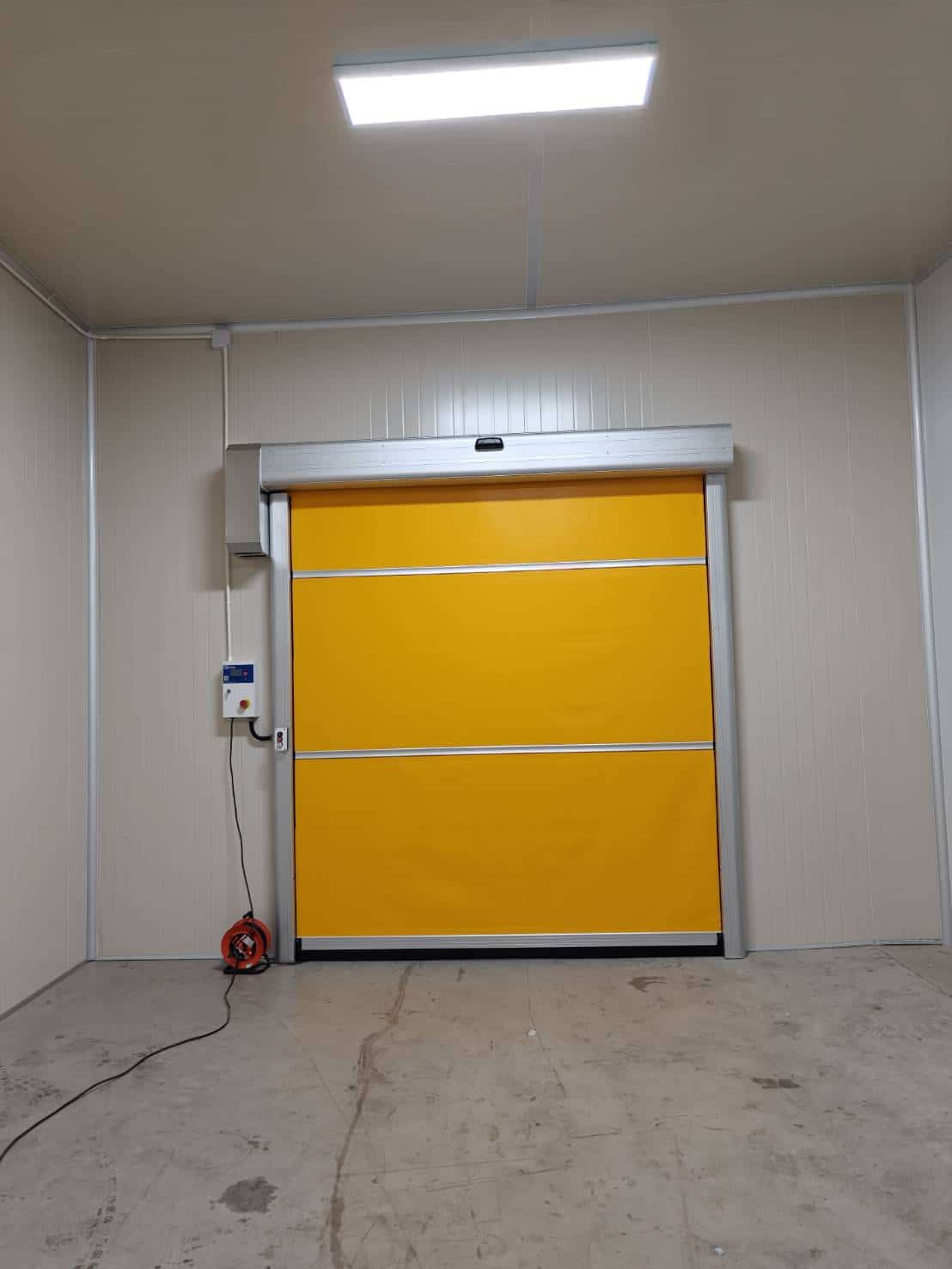 ภาพผลงานติดตั้งHigh speed door สำหรับอาหารและเครื่องดื่ม ที่สมุทรปราการ โดย OZ DOOR
