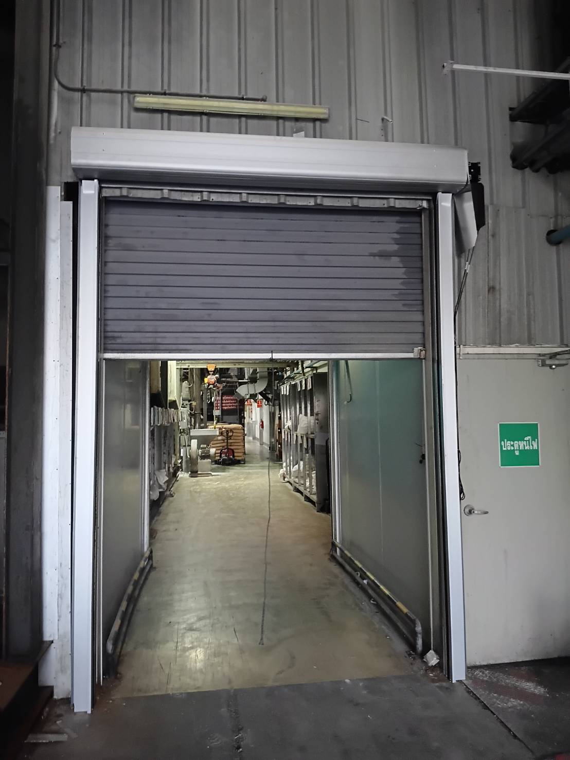 ภาพผลงานติดตั้งประตูไฮสปีด รุ่น Standard สำหรับอาหารและเครื่องดื่ม ที่สมุทรปราการ โดย OZ DOOR (4)