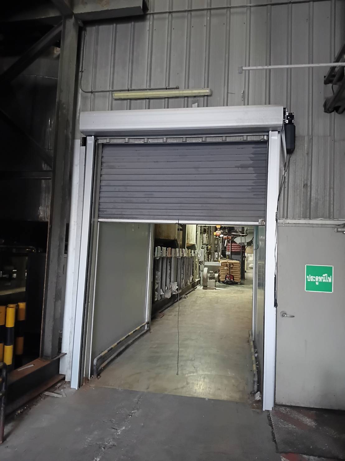 ภาพผลงานติดตั้งประตูไฮสปีด รุ่น Standard สำหรับอาหารและเครื่องดื่ม ที่สมุทรปราการ โดย OZ DOOR (5)