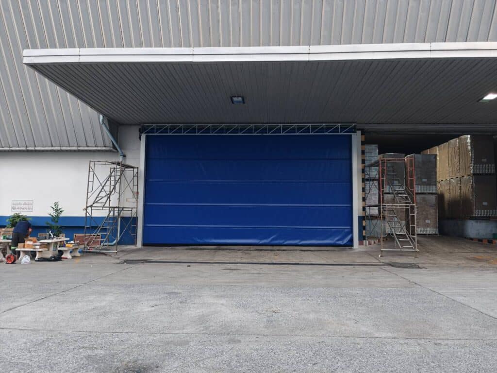 ภาพผลงานติดตั้งประตูไฮสปีด รุ่น Standard สำหรับอาหารและเครื่องดื่ม ที่สมุทรสาคร โดย OZ DOOR (2)