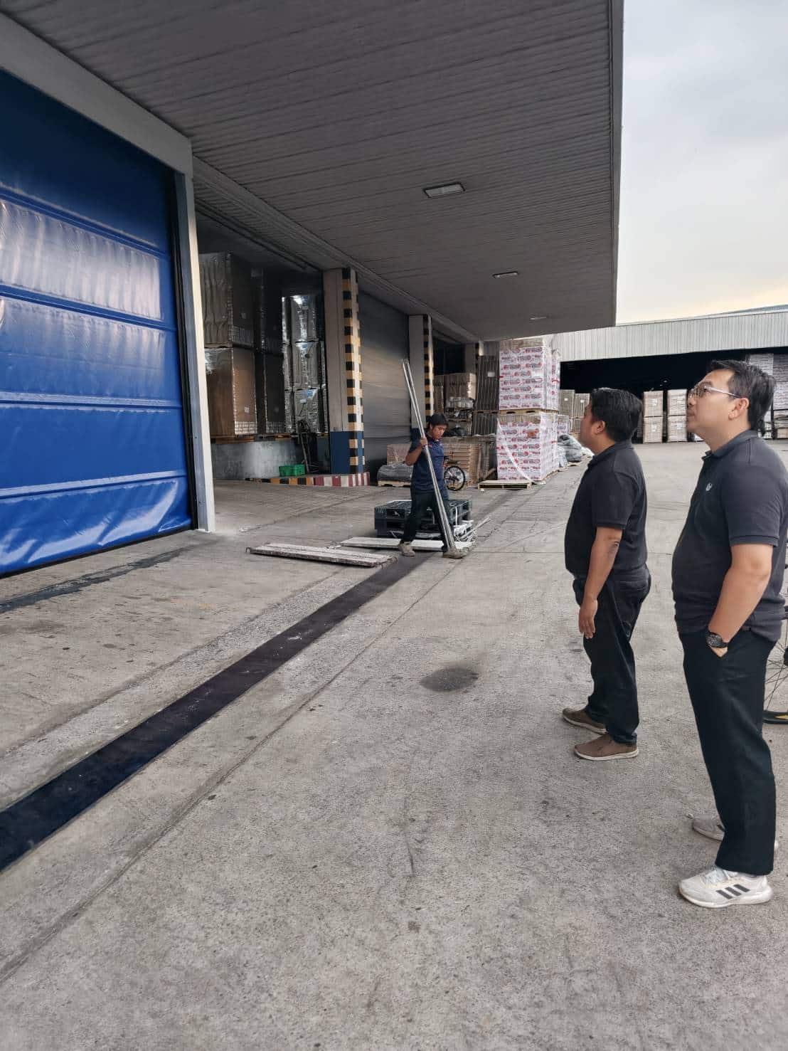 ภาพผลงานติดตั้งประตูไฮสปีด รุ่น Standard สำหรับอาหารและเครื่องดื่ม ที่สมุทรสาคร โดย OZ DOOR (11)