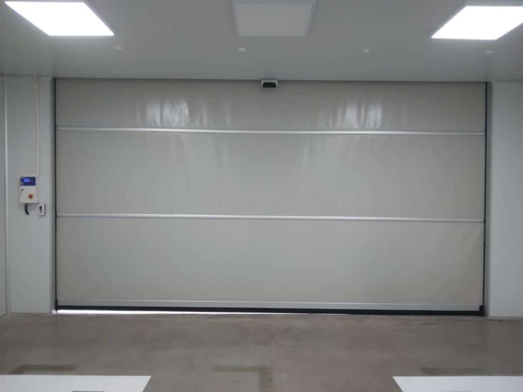 ภาพผลงานติดตั้งประตูไฮสปีด รุ่น Standard สำหรับโรงงานอุตสาหกรรม ที่ชลบุรี โดย OZ DOOR