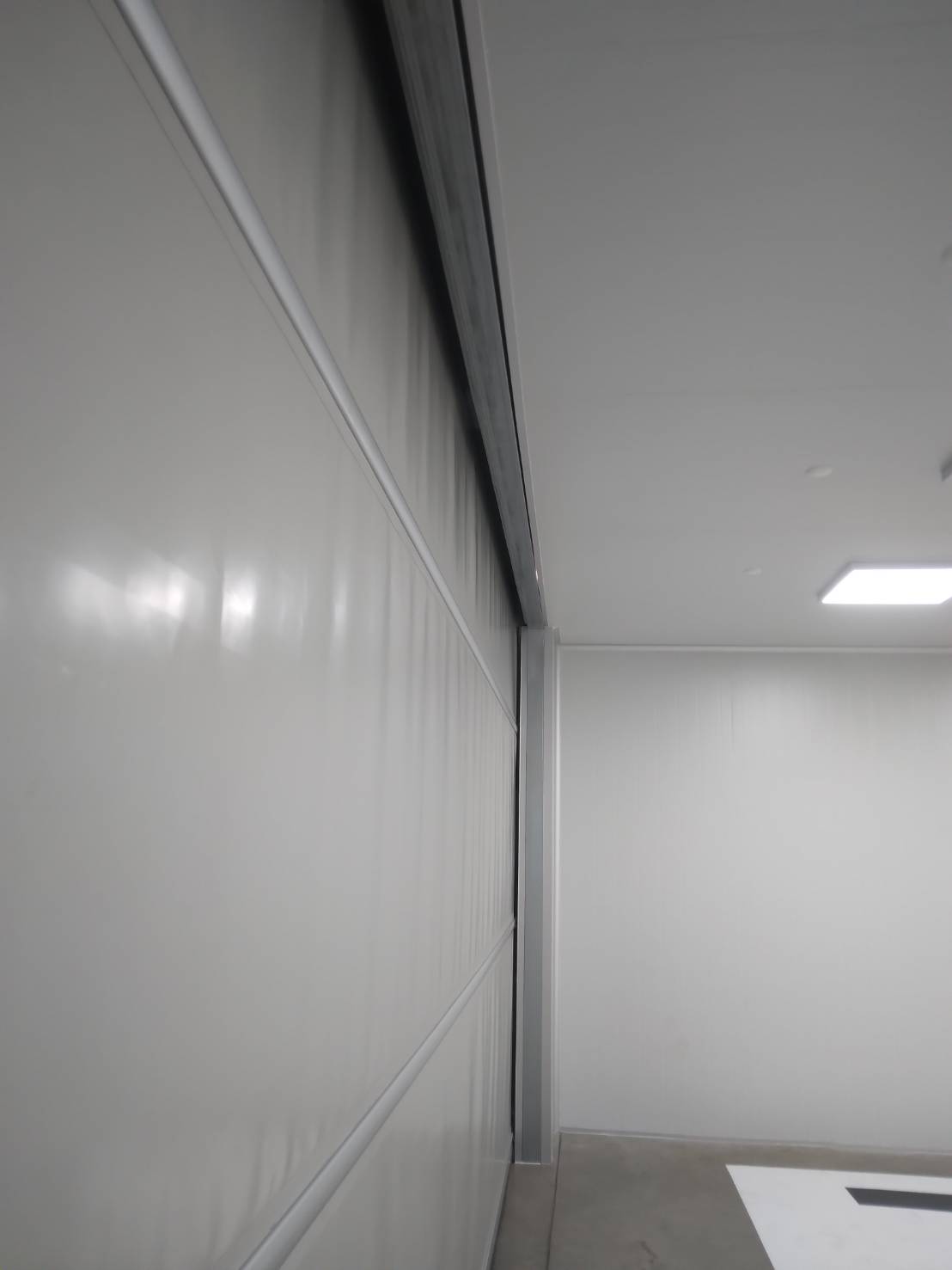 ภาพผลงานติดตั้งประตูไฮสปีด รุ่น Standard สำหรับโรงงานอุตสาหกรรม ที่ชลบุรี โดย OZ DOOR (3)