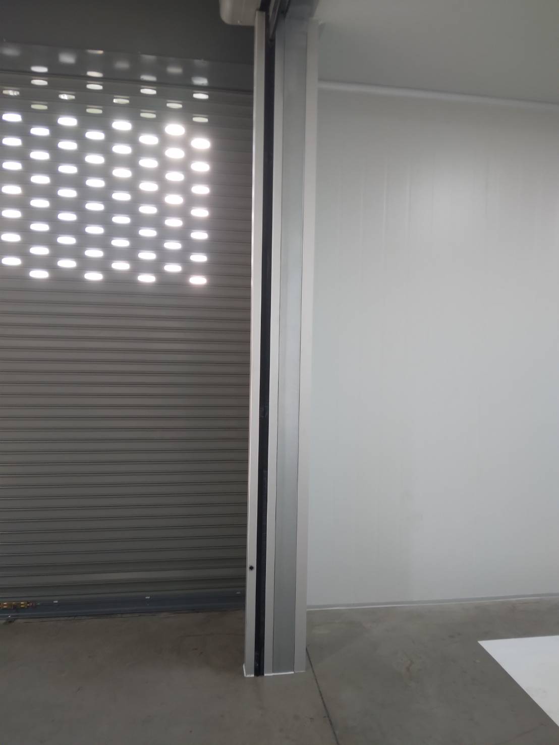 ภาพผลงานติดตั้งประตูไฮสปีด รุ่น Standard สำหรับโรงงานอุตสาหกรรม ที่ชลบุรี โดย OZ DOOR (4)