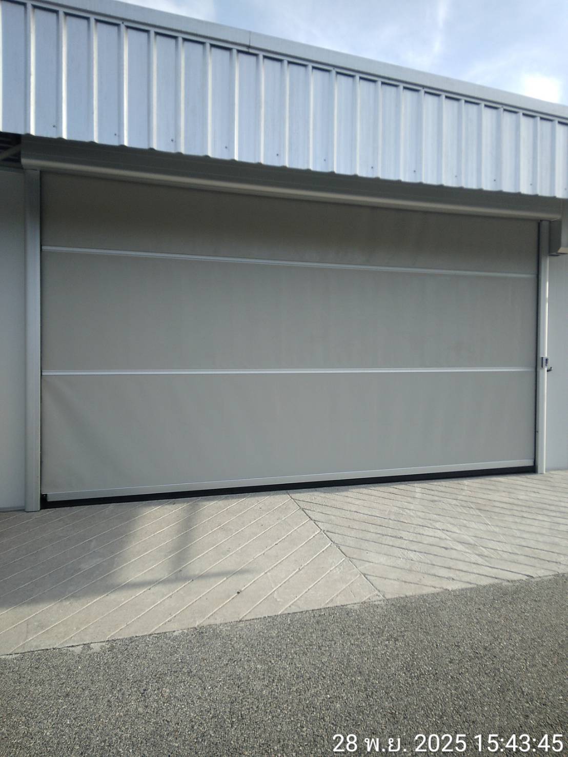 ภาพผลงานติดตั้งประตูไฮสปีด รุ่น Standard สำหรับโรงงานอุตสาหกรรม ที่ชลบุรี โดย OZ DOOR (11)