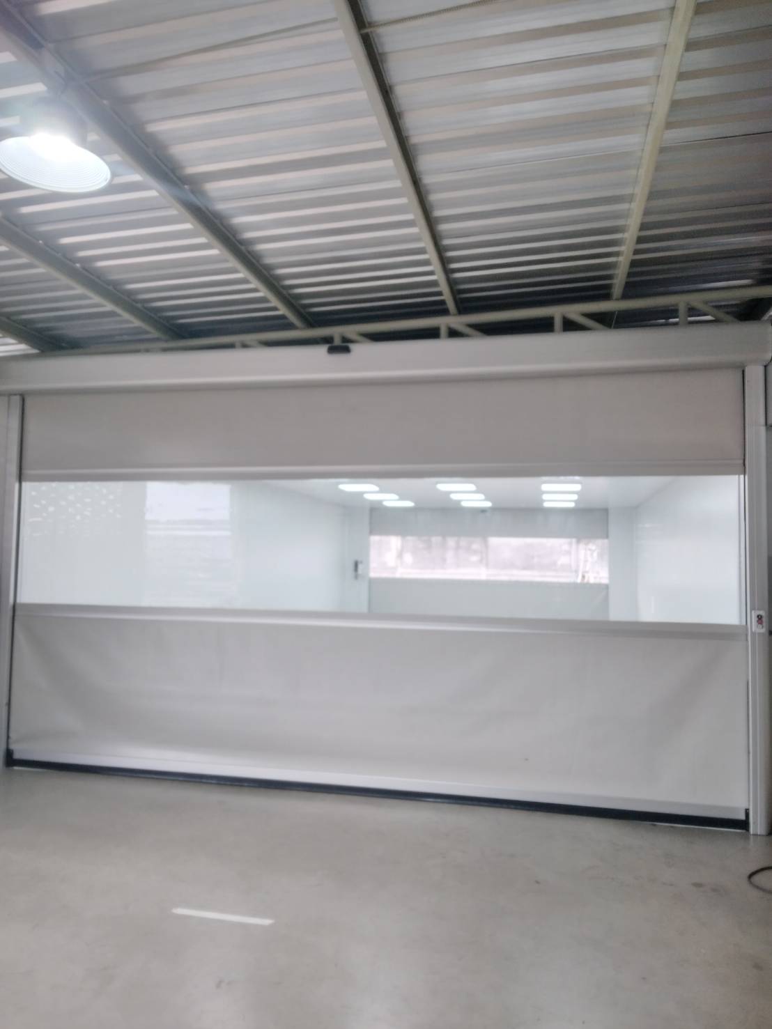 ภาพผลงานติดตั้งHigh speed door สำหรับโรงงานอุตสาหกรรม ที่ชลบุรี โดย OZ DOOR