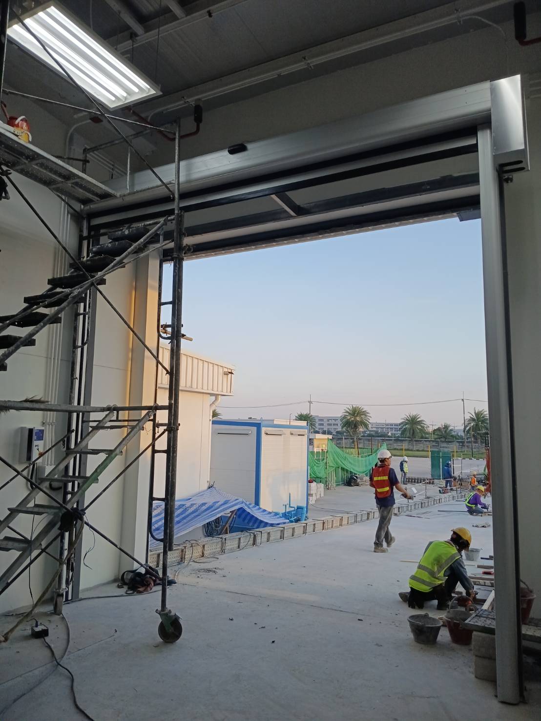 ภาพผลงานติดตั้งประตูไฮสปีด รุ่น Standard สำหรับโรงงานอุตสาหกรรม ที่ระยอง โดย OZ DOOR (2)