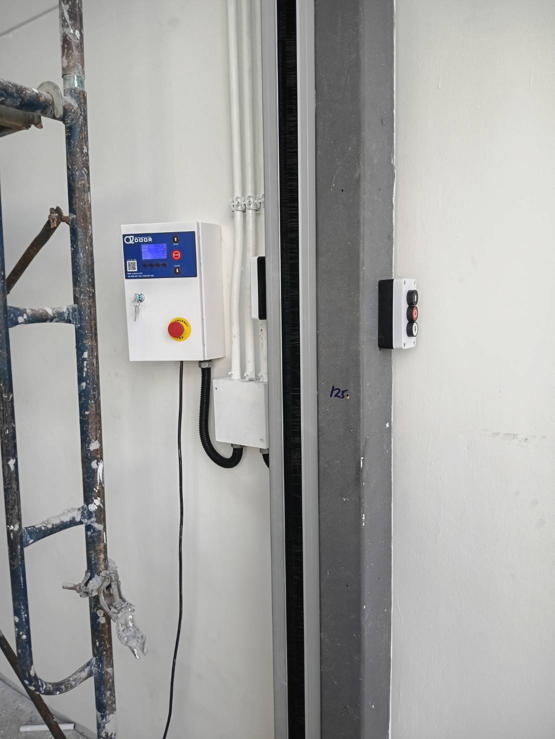 ภาพผลงานติดตั้งประตูไฮสปีด รุ่น Standard สำหรับโรงงานอุตสาหกรรม ที่ระยอง โดย OZ DOOR (3)