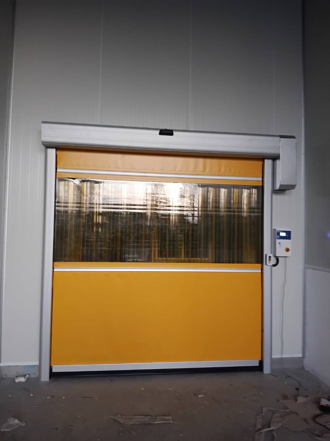 ภาพผลงานติดตั้งประตูไฮสปีด รุ่น Standard สำหรับโรงงานอุตสาหกรรม ที่สมุทรปราการ โดย OZ DOOR