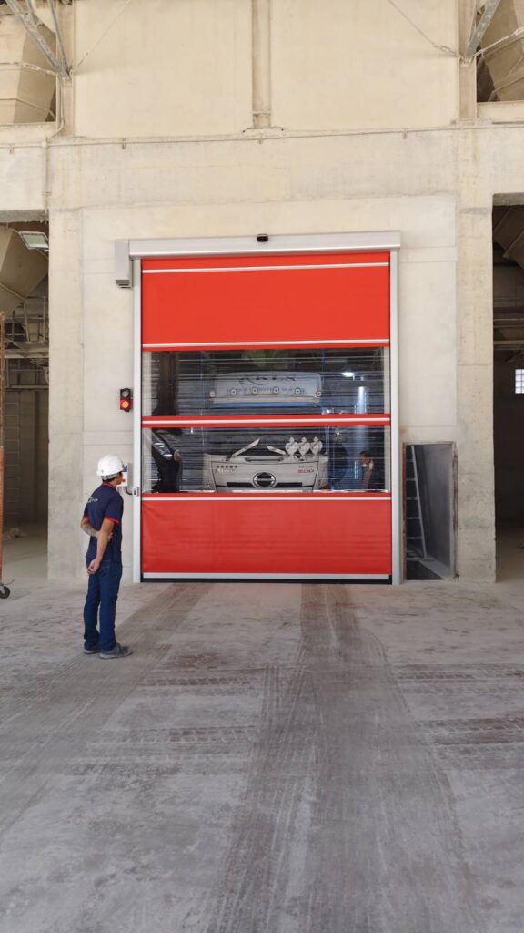 ภาพผลงานติดตั้งประตูไฮสปีด รุ่น Standard สำหรับโรงงานอุตสาหกรรม ที่อุบลราชธานี โดย OZ DOOR