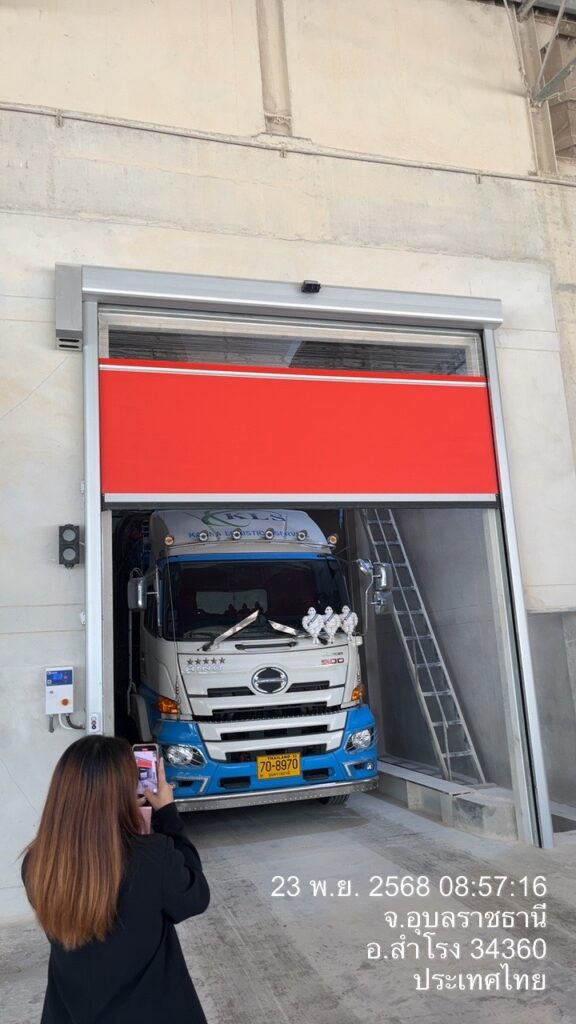 ภาพผลงานติดตั้งประตูไฮสปีด รุ่น Standard สำหรับโรงงานอุตสาหกรรม ที่อุบลราชธานี โดย OZ DOOR (3)