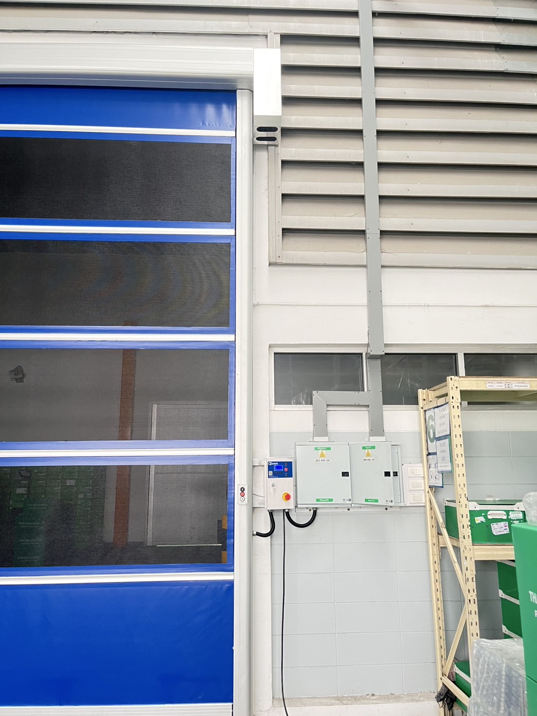 ภาพผลงานติดตั้งประตูไฮสปีด รุ่น Standard สำหรับคลังสินค้าและโลจิสติกส์ ที่ชลบุรี โดย OZ DOOR (2)