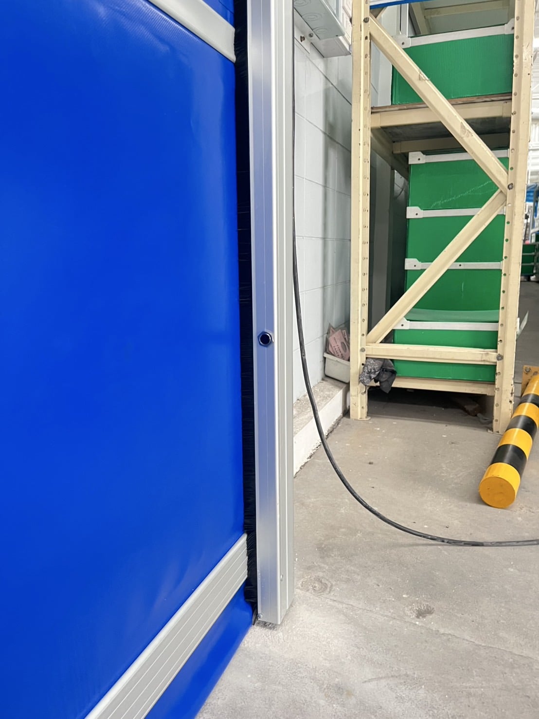 ภาพผลงานติดตั้งประตูไฮสปีด รุ่น Standard สำหรับคลังสินค้าและโลจิสติกส์ ที่ชลบุรี โดย OZ DOOR (4)