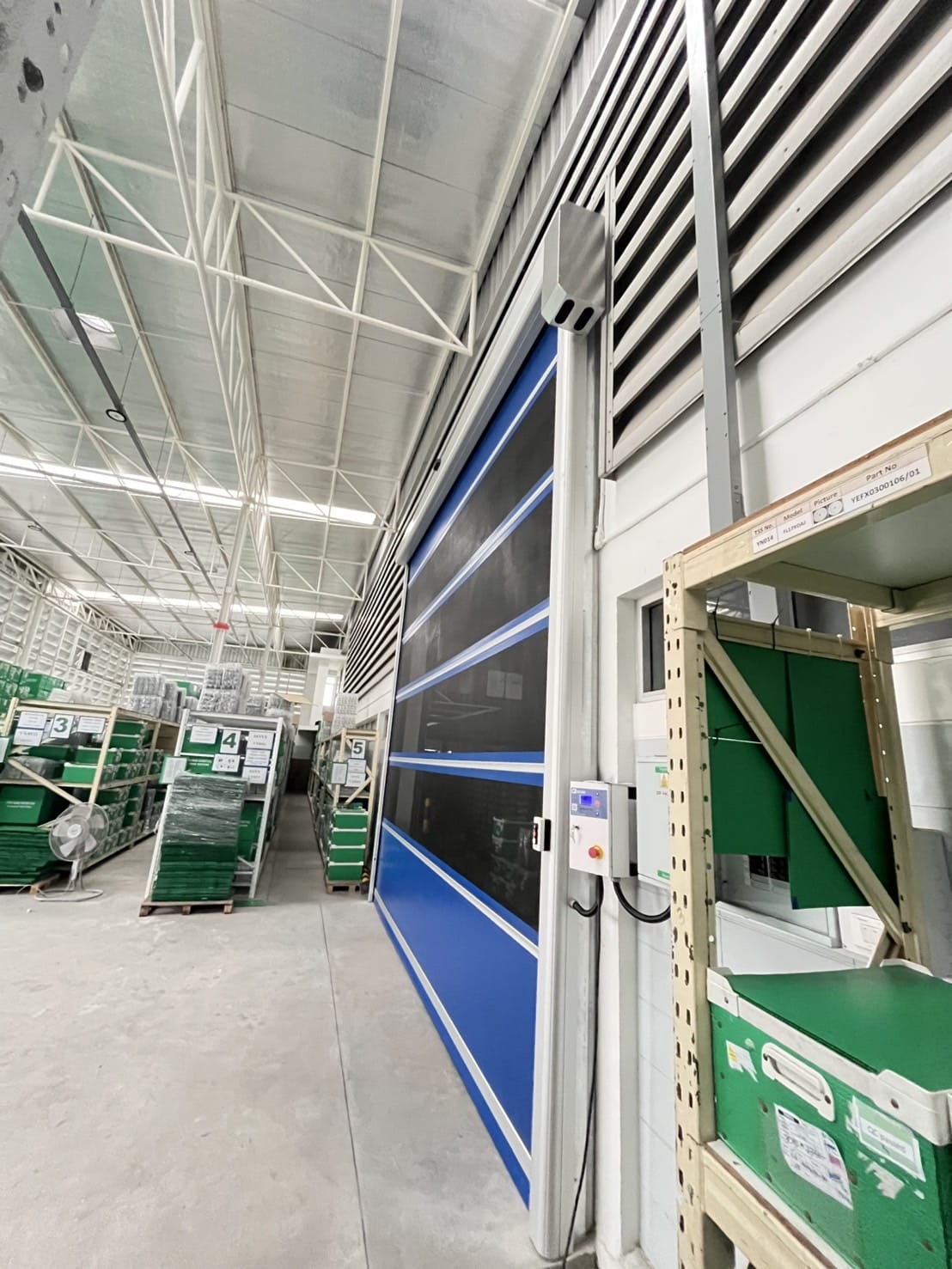 ภาพผลงานติดตั้งประตูไฮสปีด รุ่น Standard สำหรับคลังสินค้าและโลจิสติกส์ ที่ชลบุรี โดย OZ DOOR (6)