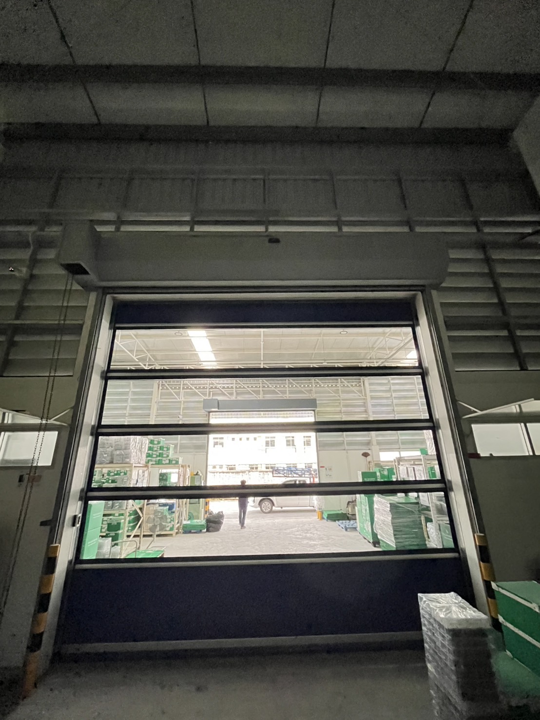 ภาพผลงานติดตั้งประตูไฮสปีด รุ่น Standard สำหรับคลังสินค้าและโลจิสติกส์ ที่ชลบุรี โดย OZ DOOR (9)