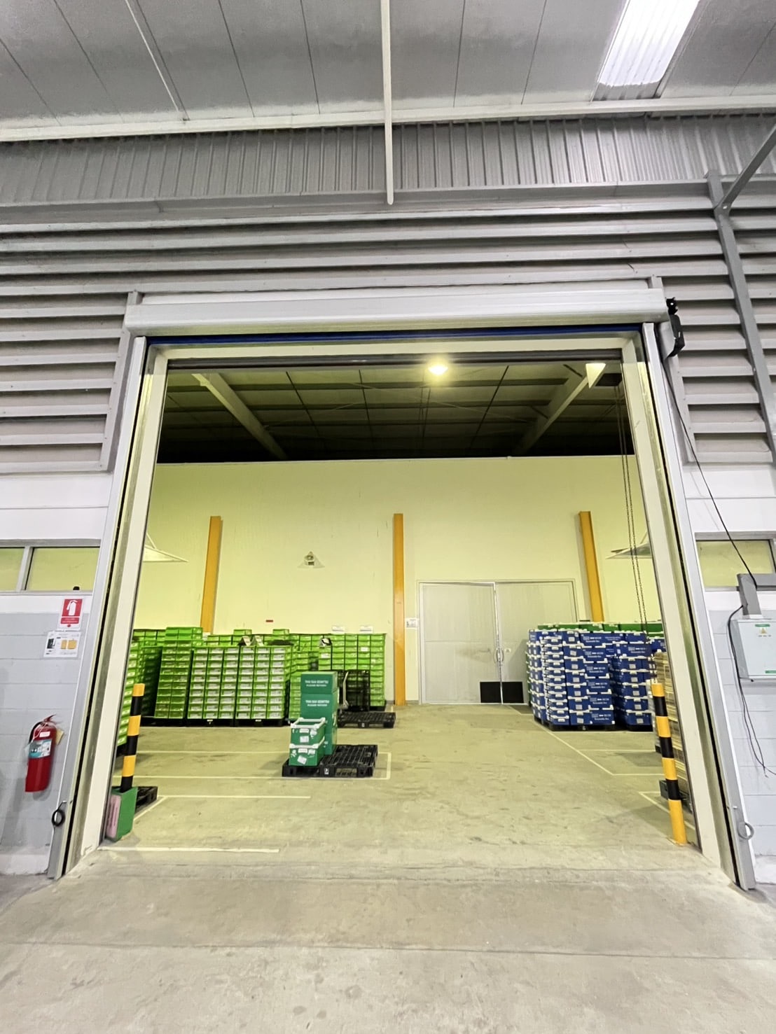 ภาพผลงานติดตั้งประตูไฮสปีด รุ่น Standard สำหรับคลังสินค้าและโลจิสติกส์ ที่ชลบุรี โดย OZ DOOR (10)