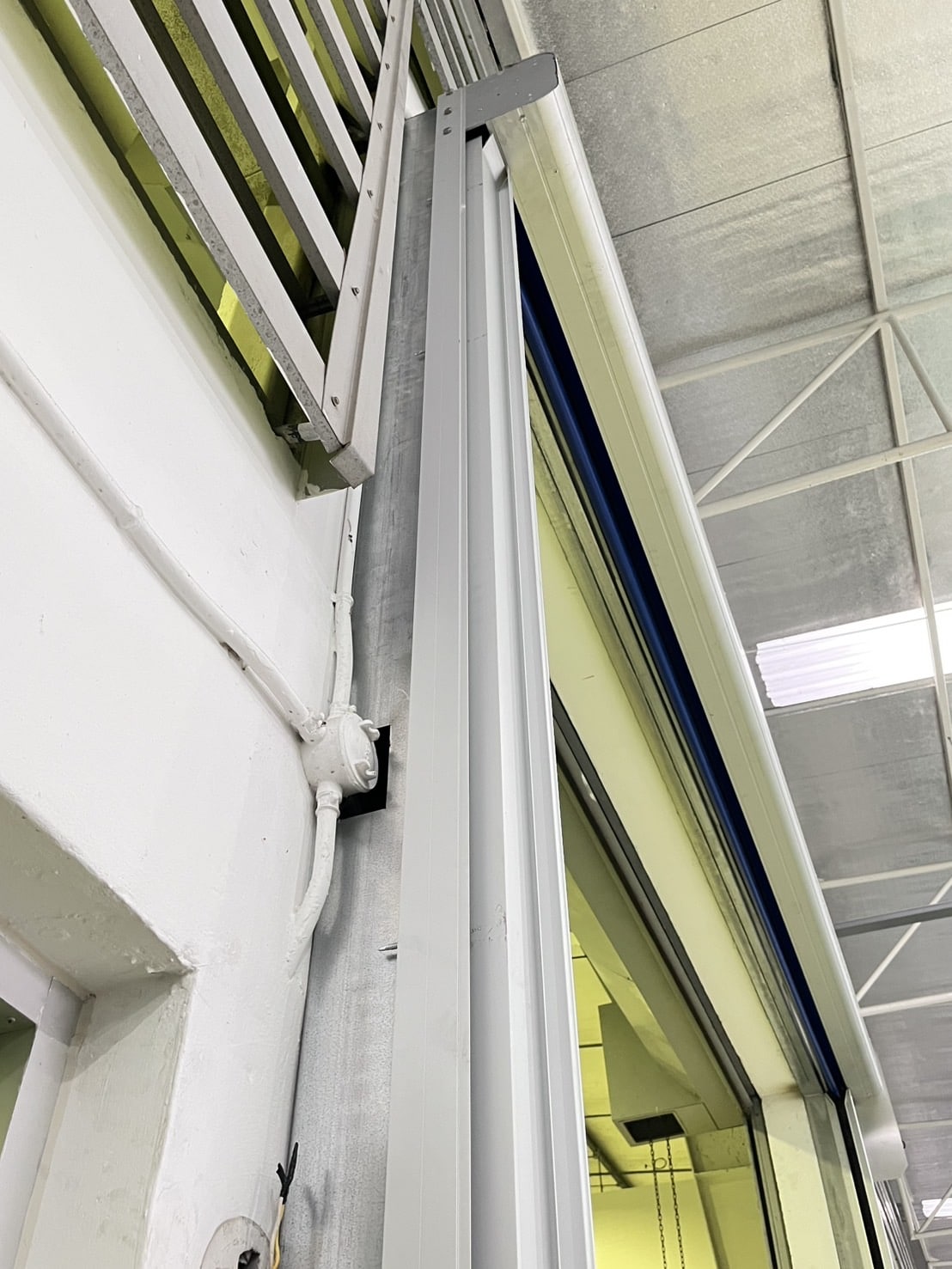 ภาพผลงานติดตั้งประตูไฮสปีด รุ่น Standard สำหรับคลังสินค้าและโลจิสติกส์ ที่ชลบุรี โดย OZ DOOR (11)