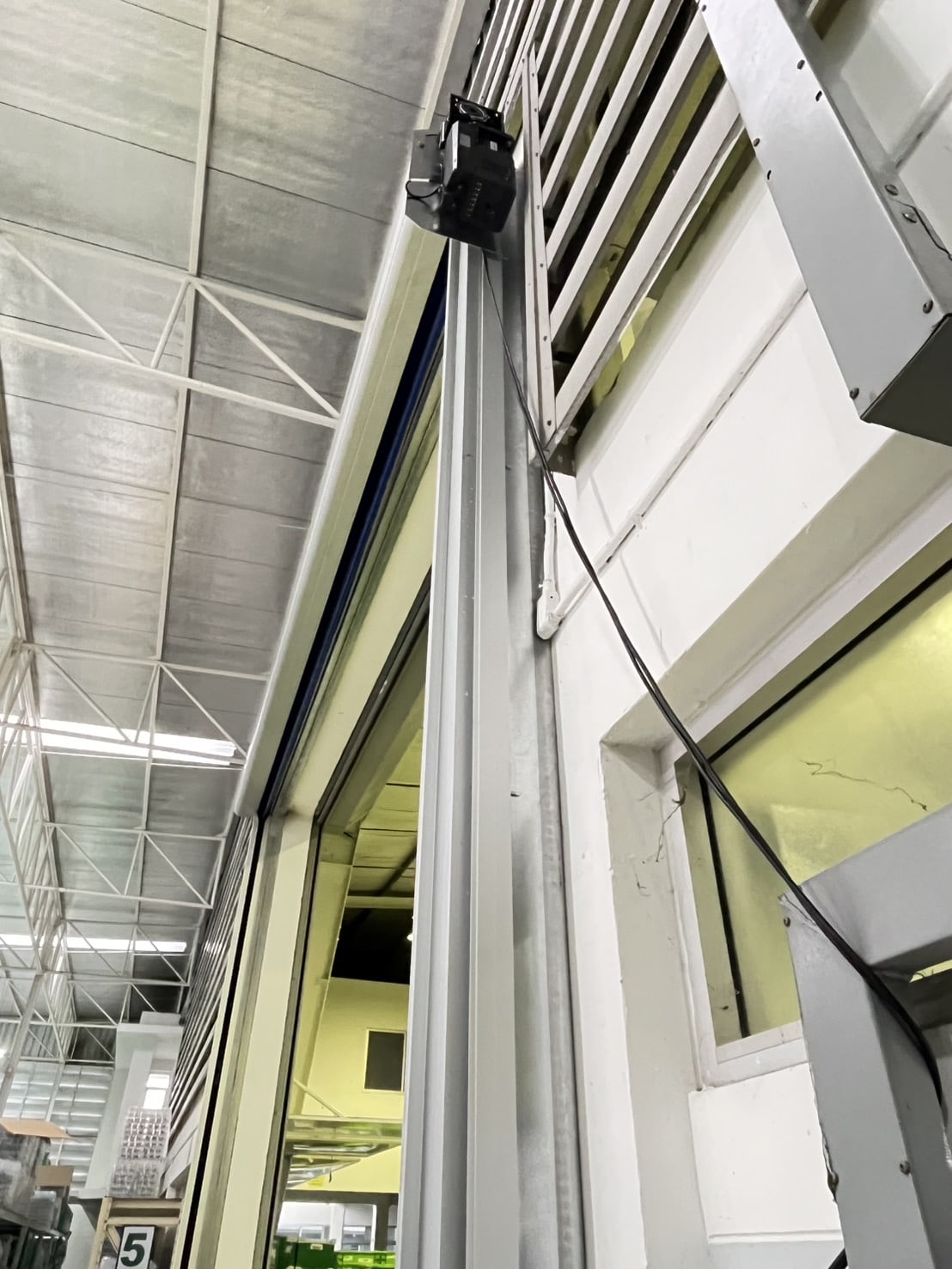 ภาพผลงานติดตั้งประตูไฮสปีด รุ่น Standard สำหรับคลังสินค้าและโลจิสติกส์ ที่ชลบุรี โดย OZ DOOR (12)