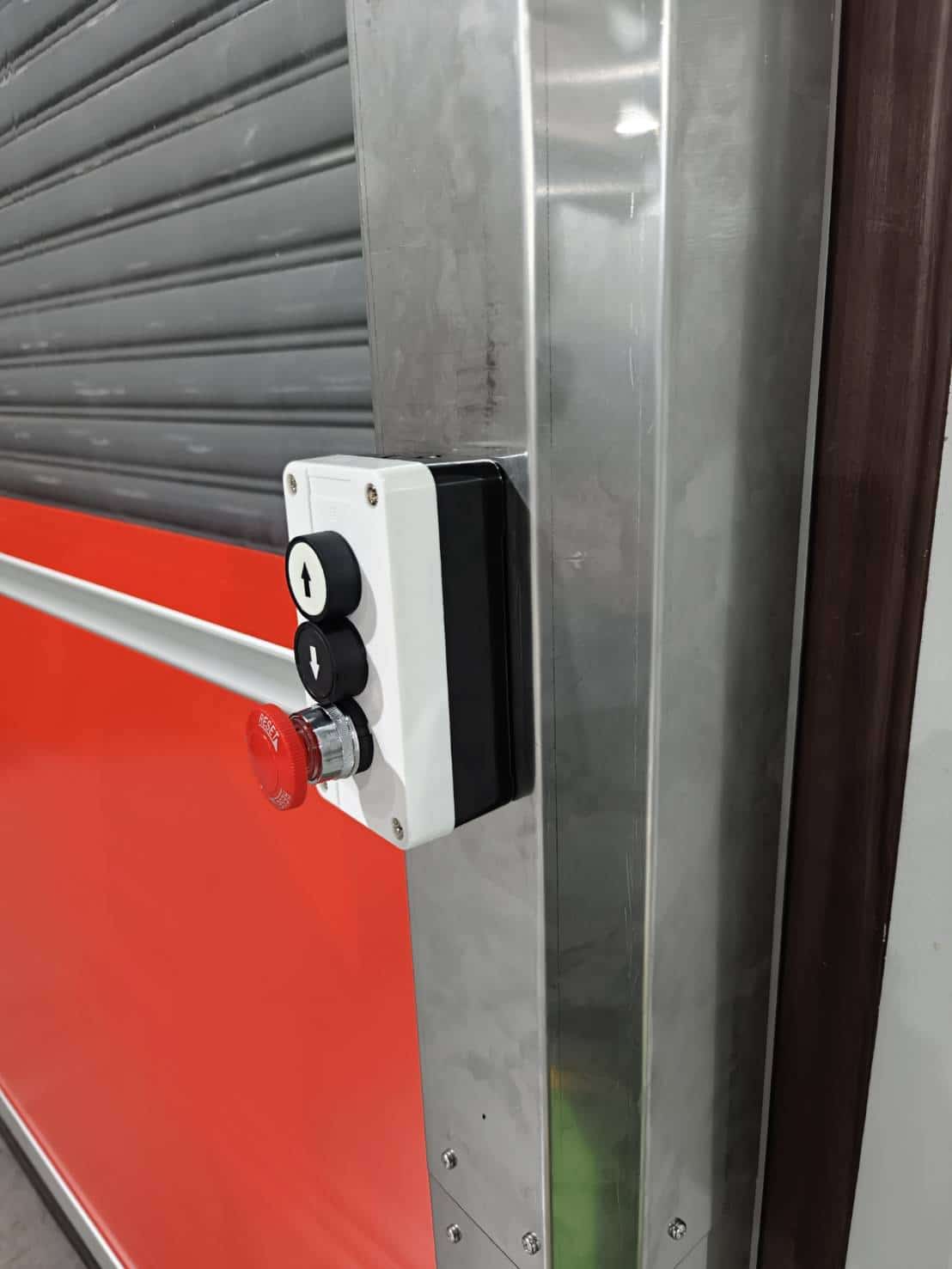 ภาพผลงานติดตั้งประตูไฮสปีด รุ่น Standard สำหรับคลังสินค้าและโลจิสติกส์ ที่ระยอง โดย OZ DOOR (7)