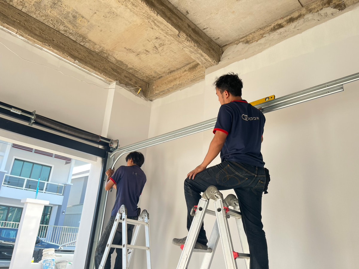 งานติดตั้ง Sectional Garage Door คุณภาพสูงโดยทีมช่างผู้เชี่ยวชาญจาก OZ Door