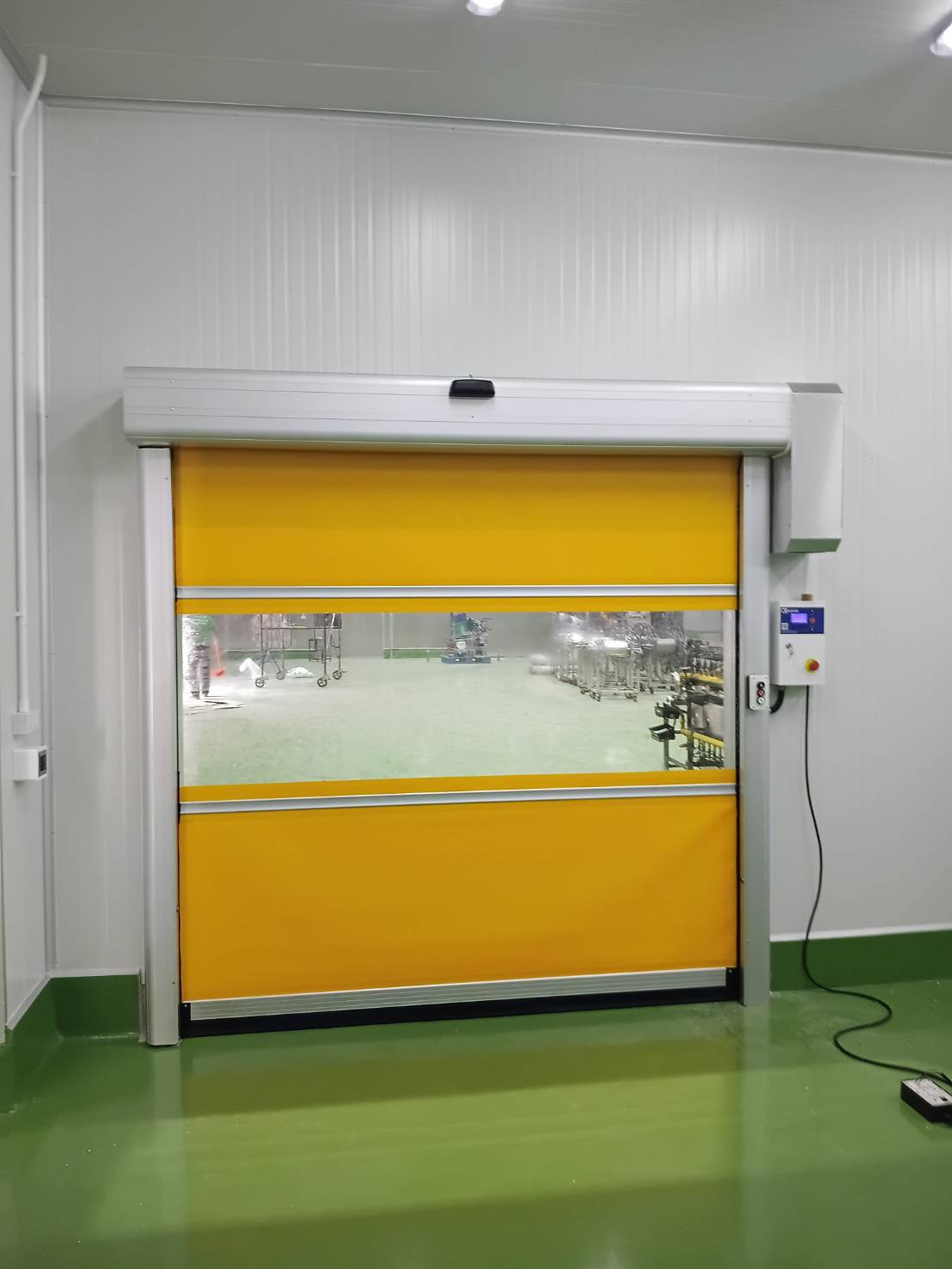 ภาพผลงานติดตั้งประตูไฮสปีด รุ่น Standard สำหรับอาหารและเครื่องดื่ม ที่ฉะเชิงเทรา โดย OZ DOOR (2)