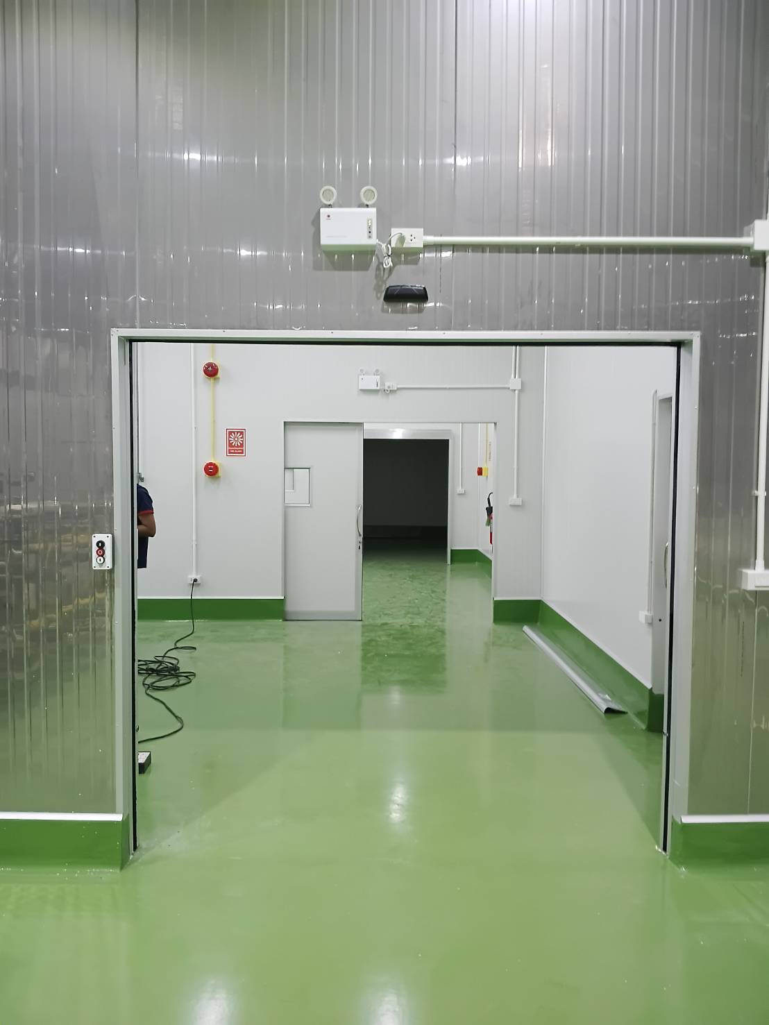 ภาพผลงานติดตั้งประตูไฮสปีด รุ่น Standard สำหรับอาหารและเครื่องดื่ม ที่ฉะเชิงเทรา โดย OZ DOOR (4)