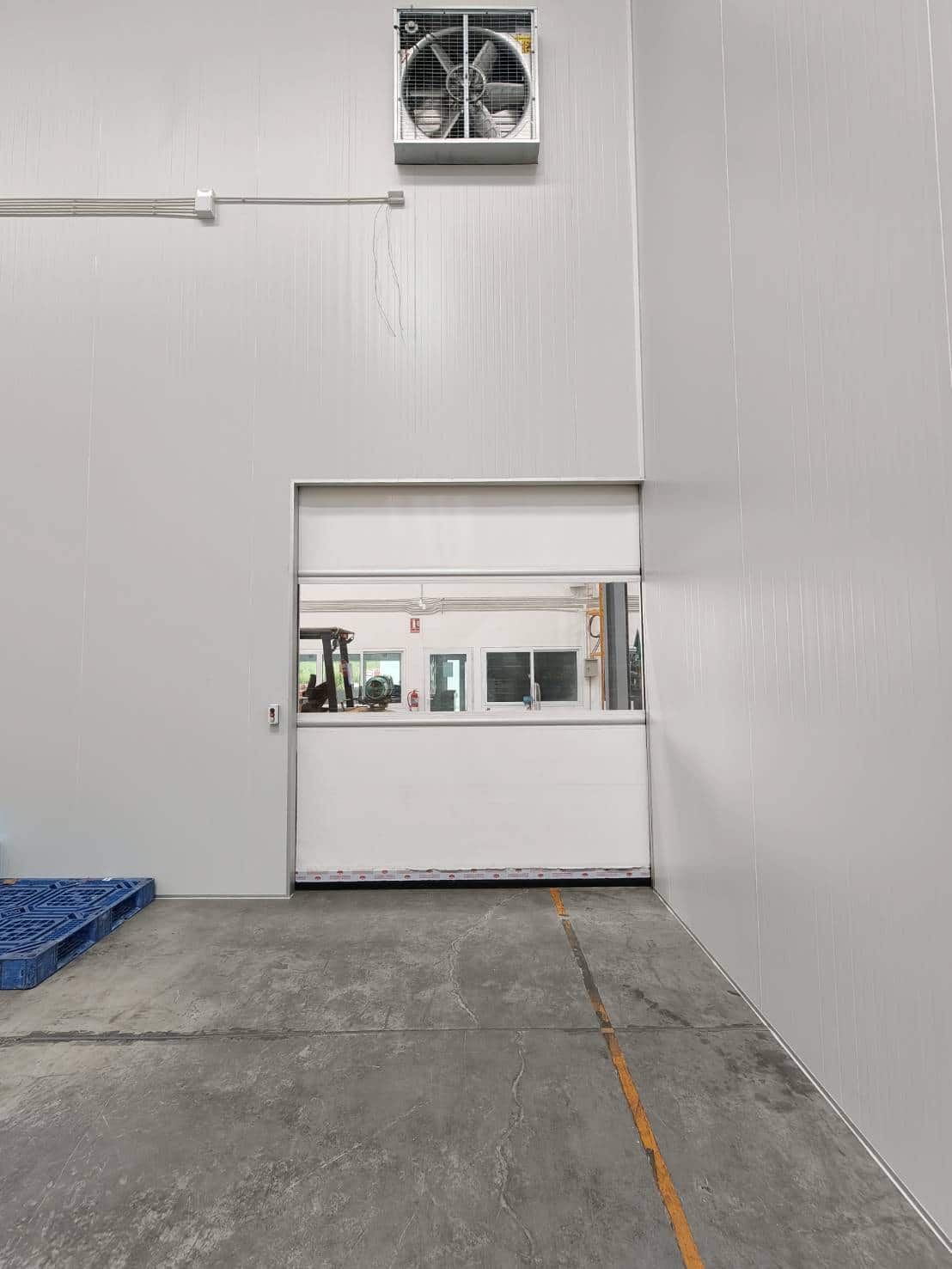 ภาพผลงานติดตั้งประตูไฮสปีด รุ่น Standard สำหรับโรงงานอุตสาหกรรม ที่ระยอง โดย OZ DOOR