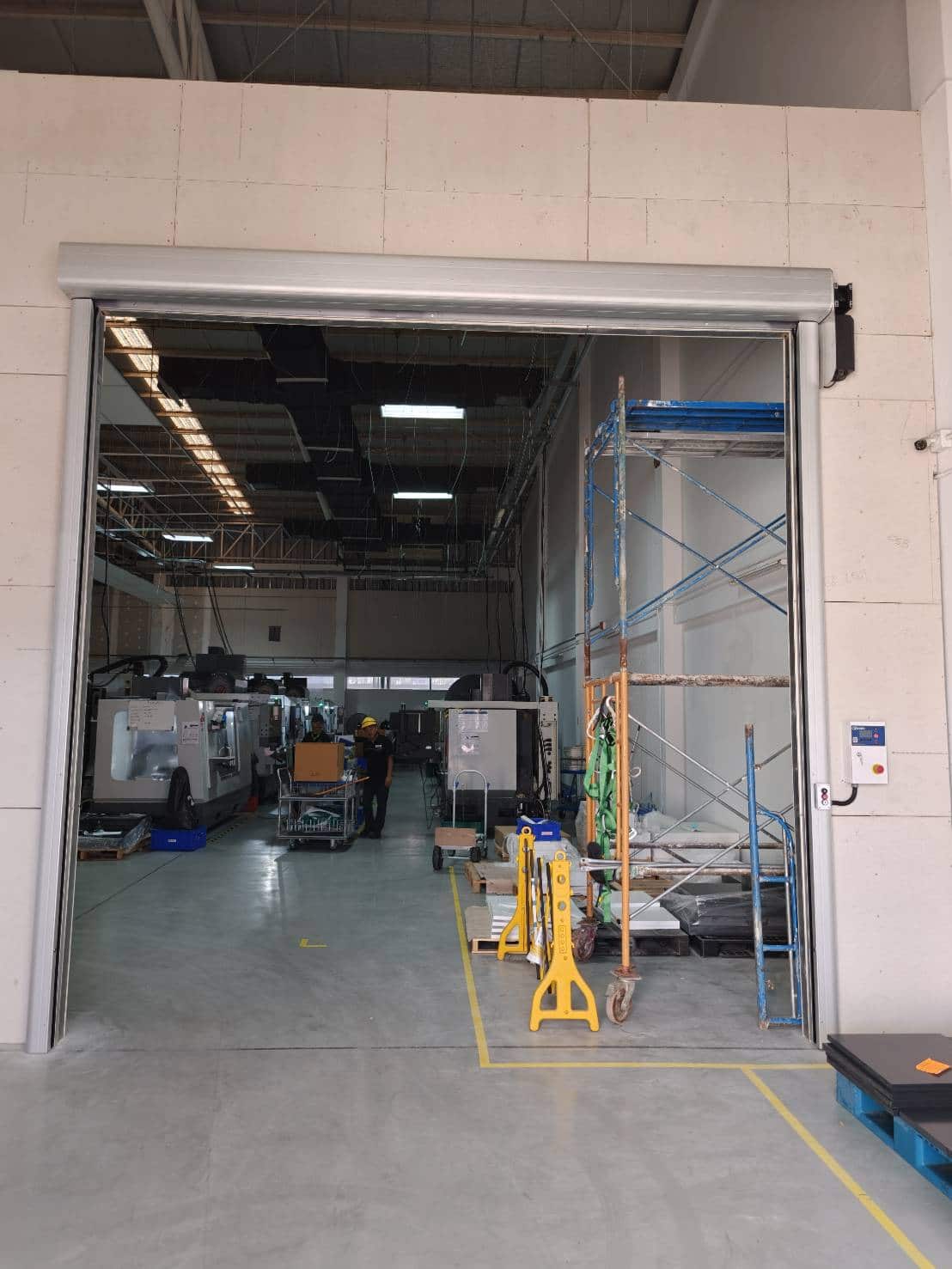 ภาพผลงานติดตั้งประตูไฮสปีด รุ่น Standard สำหรับโรงงานอุตสาหกรรม ที่สมุทรปราการ โดย OZ DOOR (3)