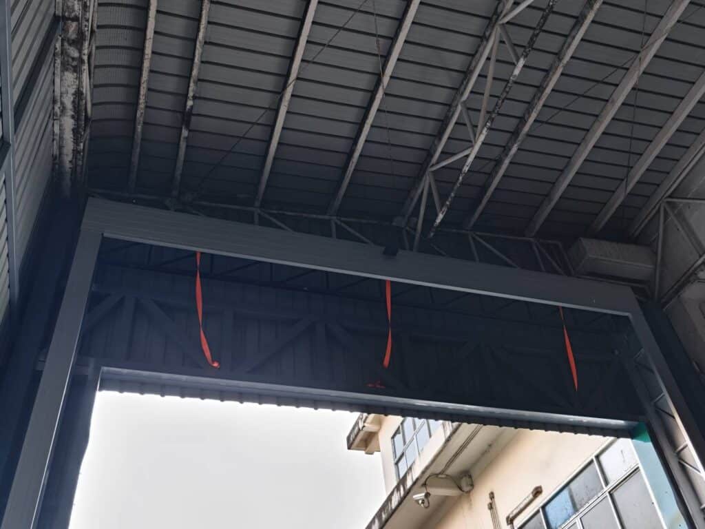 Installation photo of High Speed Doors for พื้นที่อุตสาหกรรมเฉพาะ พื้นที่ควบคุมมลพิษ in Bangkok by OZ DOOR (7)