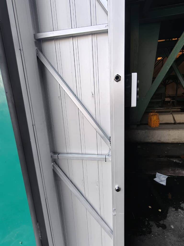 Installation photo of High Speed Doors for พื้นที่อุตสาหกรรมเฉพาะ พื้นที่ควบคุมมลพิษ in Bangkok by OZ DOOR (8)