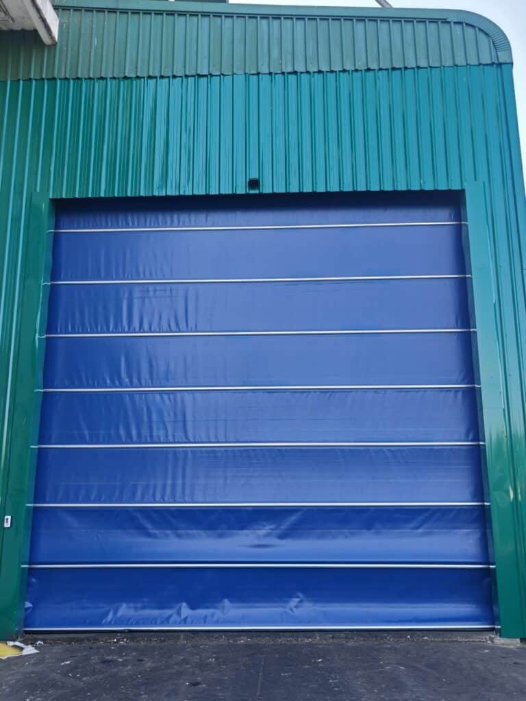 Installation photo of High Speed Doors for พื้นที่อุตสาหกรรมเฉพาะ พื้นที่ควบคุมมลพิษ in Bangkok by OZ DOOR (11)