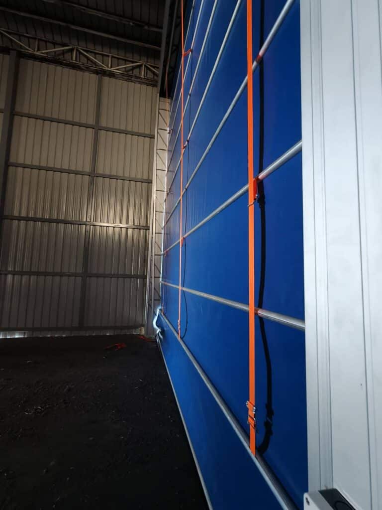 Installation photo of High Speed Doors for พื้นที่อุตสาหกรรมเฉพาะ พื้นที่ควบคุมมลพิษ in Bangkok by OZ DOOR (12)