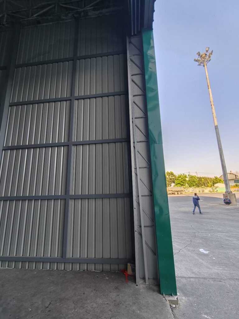 Installation photo of High Speed Doors for พื้นที่อุตสาหกรรมเฉพาะ พื้นที่ควบคุมมลพิษ in Bangkok by OZ DOOR (13)