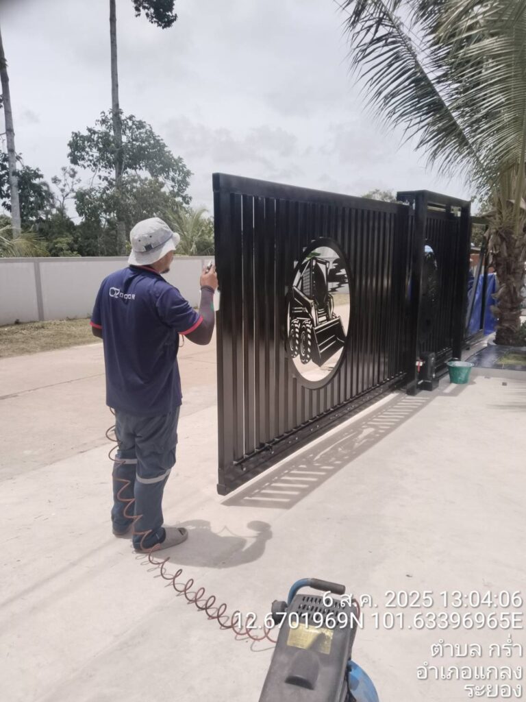 ภาพผลงานติดตั้งประตูรั้วบานเลื่อนแบบ Cantilever สำหรับบ้านพักอาศัย ที่ระยอง โดย OZ DOOR (2)