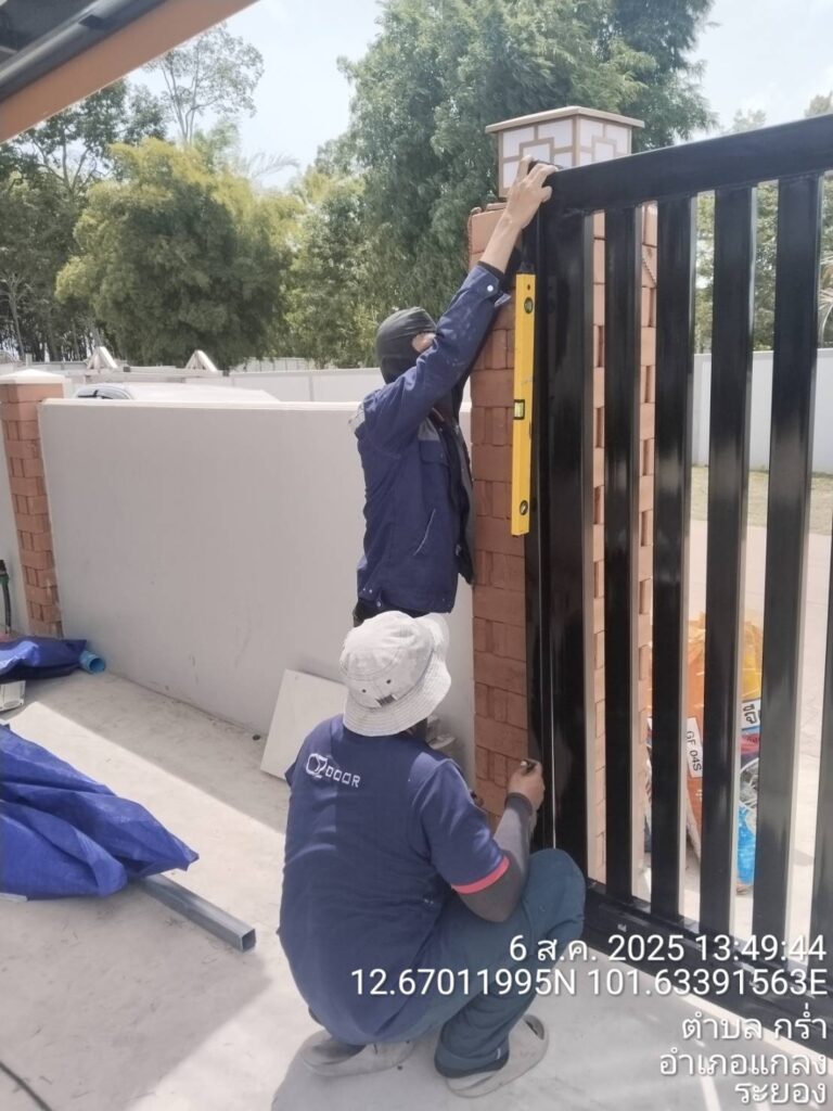 ภาพผลงานติดตั้งประตูรั้วบานเลื่อนแบบ Cantilever สำหรับบ้านพักอาศัย ที่ระยอง โดย OZ DOOR (3)