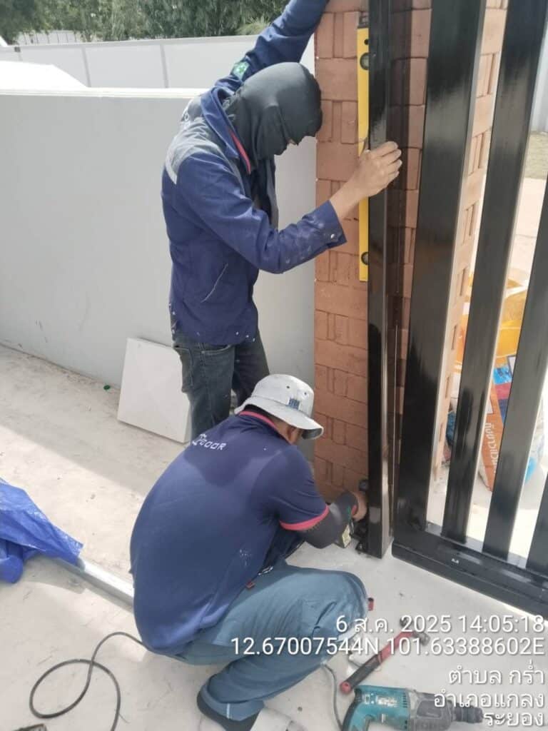 ภาพผลงานติดตั้งประตูรั้วบานเลื่อนแบบ Cantilever สำหรับบ้านพักอาศัย ที่ระยอง โดย OZ DOOR (4)