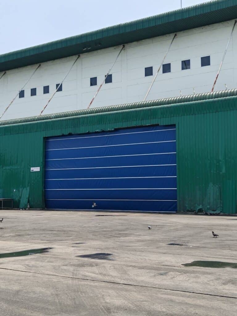 Installation photo of High Speed Doors for พื้นที่อุตสาหกรรมเฉพาะ พื้นที่ควบคุมมลพิษ in Bangkok by OZ DOOR (3)