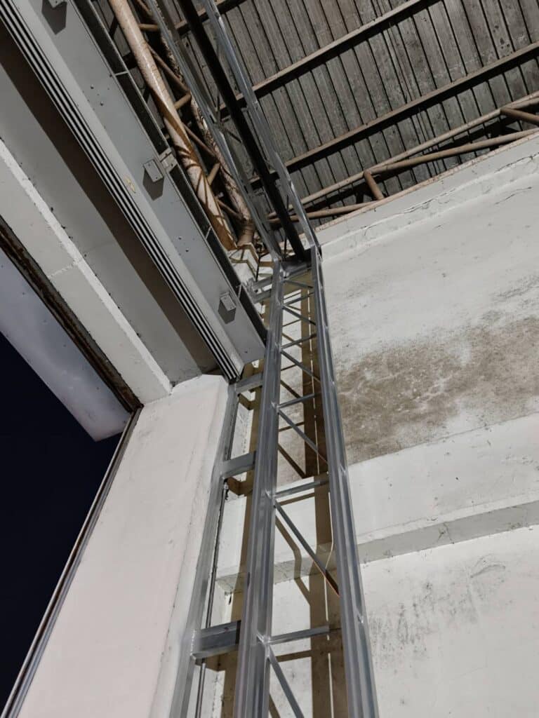 Installation photo of High Speed Doors for พื้นที่อุตสาหกรรมเฉพาะ พื้นที่ควบคุมมลพิษ in Bangkok by OZ DOOR (20)