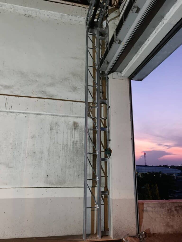 Installation photo of High Speed Doors for พื้นที่อุตสาหกรรมเฉพาะ พื้นที่ควบคุมมลพิษ in Bangkok by OZ DOOR (21)