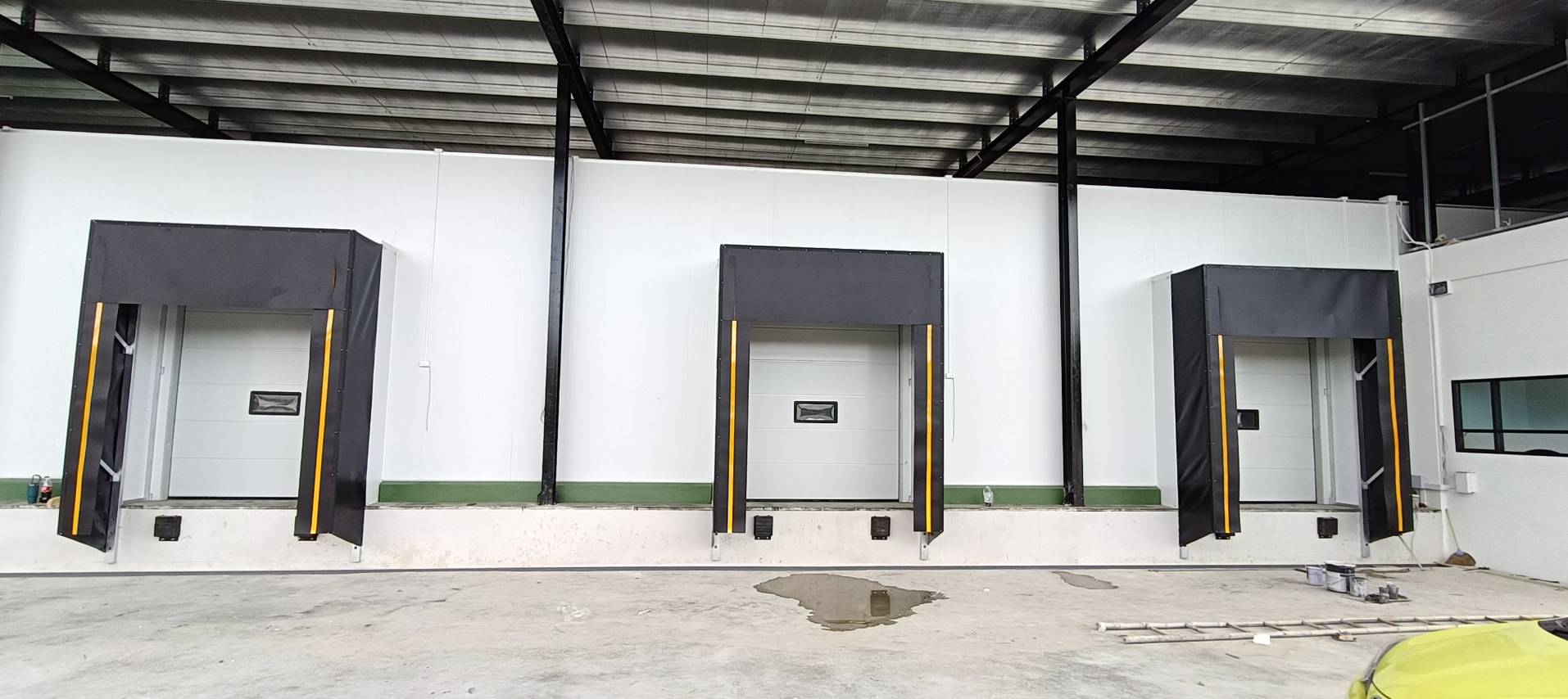 Installation photo of Overhead Factory Door for Manufacturing in Nakhon Pathom by OZ DOOR
