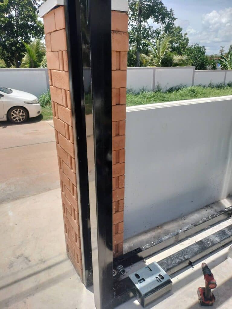 ภาพผลงานติดตั้งประตูรั้วบานเลื่อนแบบ Cantilever สำหรับบ้านพักอาศัย ที่ระยอง โดย OZ DOOR (6)