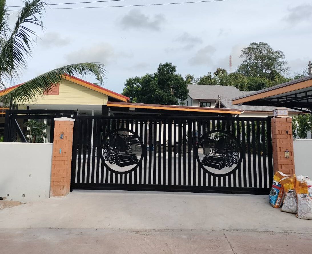 ภาพผลงานติดตั้งประตูรั้วอัตโนมัติ สำหรับบ้านพักอาศัย ที่ระยอง โดย OZ DOOR