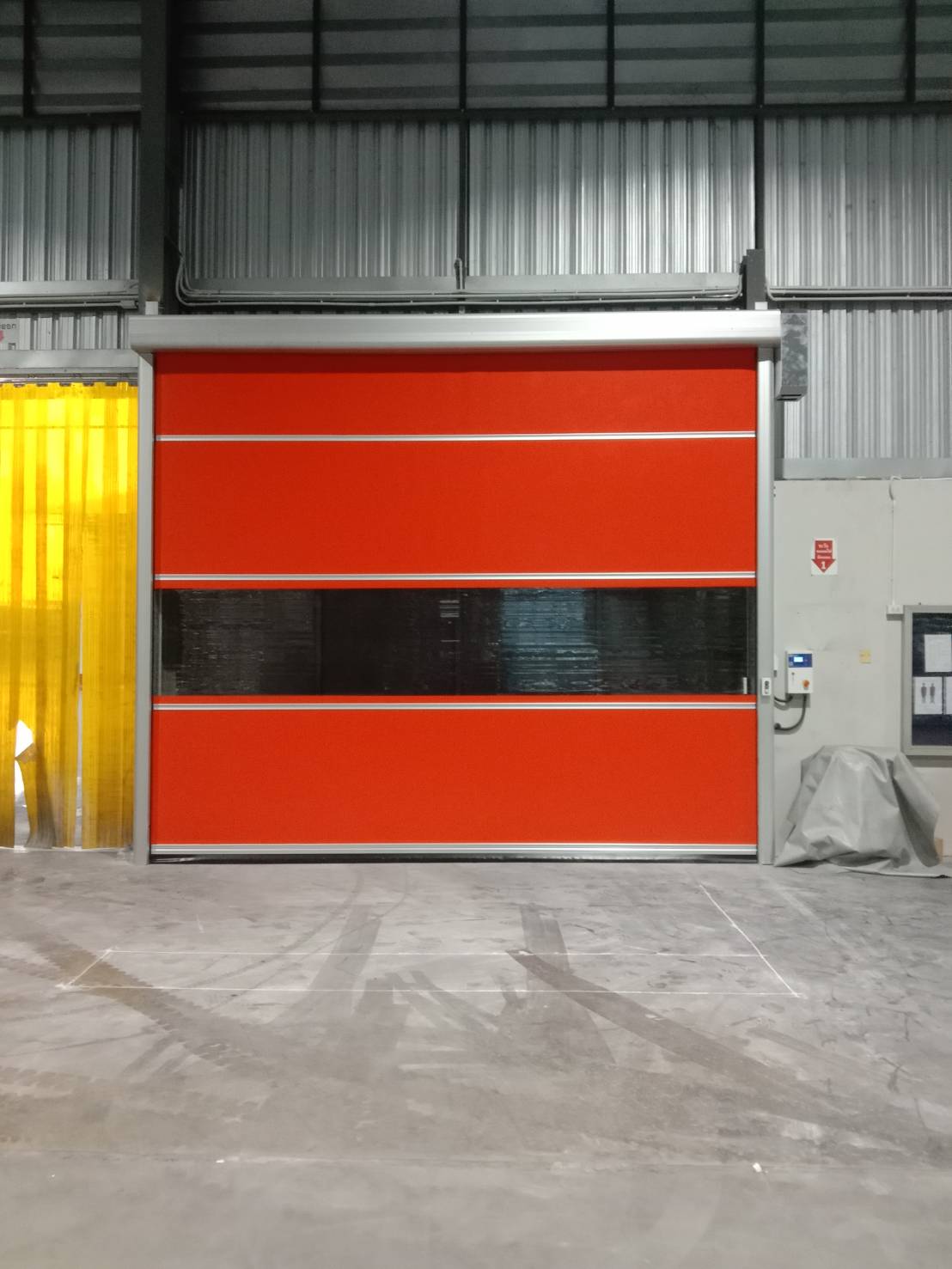 High Speed Door PVC แบบม้วนเร็ว ติดตั้งในโรงงาน ใช้แบ่งโซนผลิตและเพิ่มความปลอดภัย