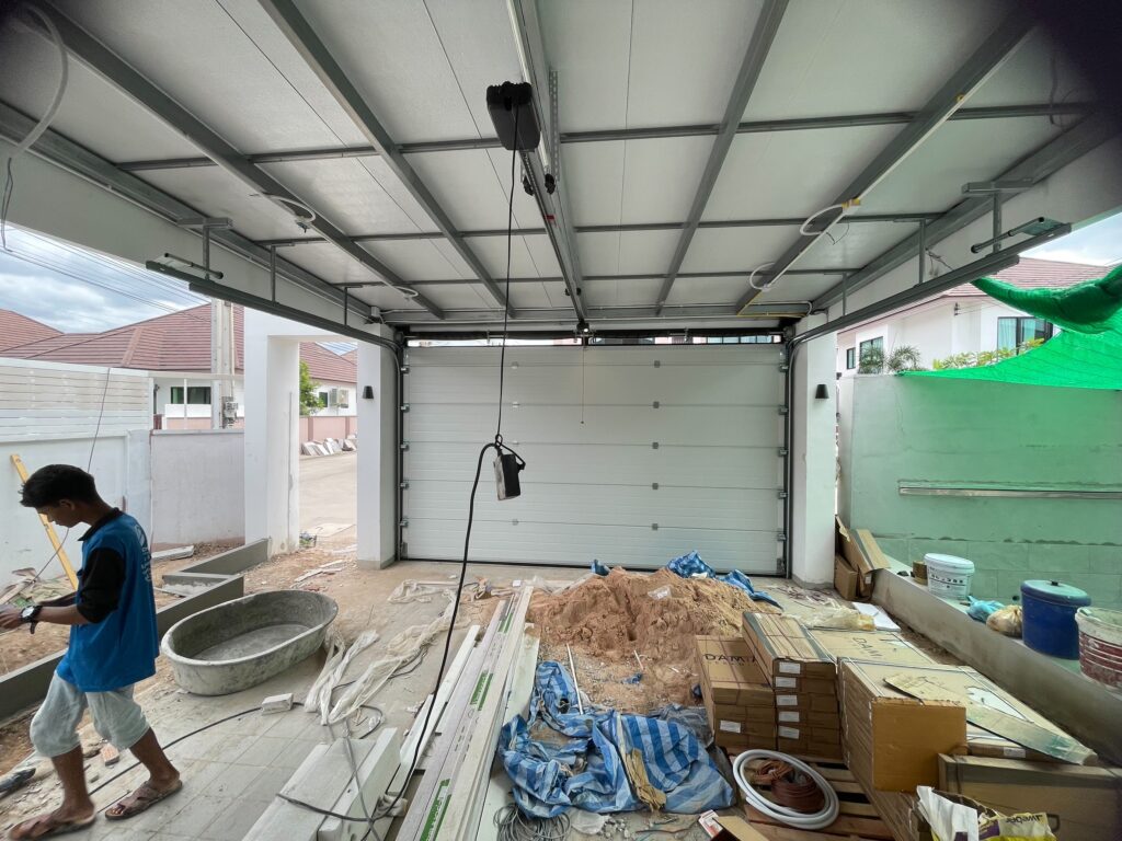 ภาพผลงานติดตั้งประตูโรงรถแบบ Standard สำหรับบ้านพักอาศัย ที่ชลบุรี โดย OZ DOOR (2)